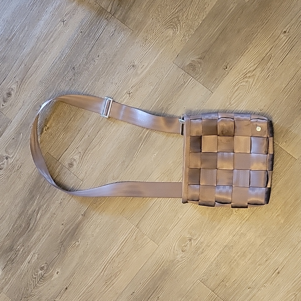 Harvey's Seat Belt Cross-Body in tan